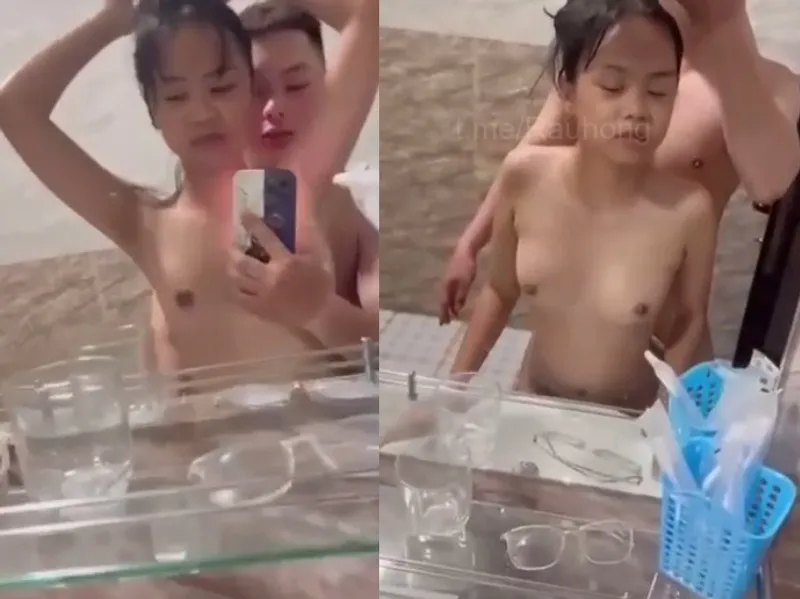 Dáng mảnh em cùng anh bồ phang trước gương quay kỉ niệm